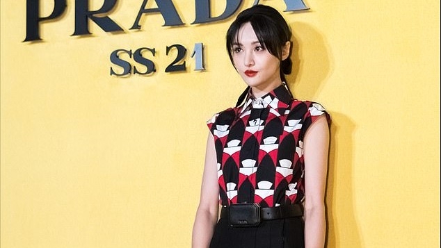 鄭爽被指簽陰陽合同,遭前經紀公司告上法庭,被判處賠償經濟損失6000萬元。