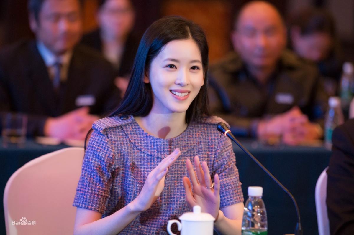 《胡潤校友會榜》顯示,京東創辦人劉強東妻子章澤天資產高達600億元(人民幣,下同),位列清華大學校友富人榜第三位。