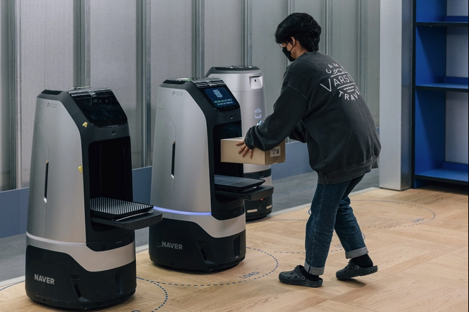 韓國科技大廠Naver更設計出全球第一座「機械人友善」的辦公大樓,讓近百個帶有輪子的機械人,能在這空間裡為5000名人類同事提供送包裹、午餐和咖啡等服務。