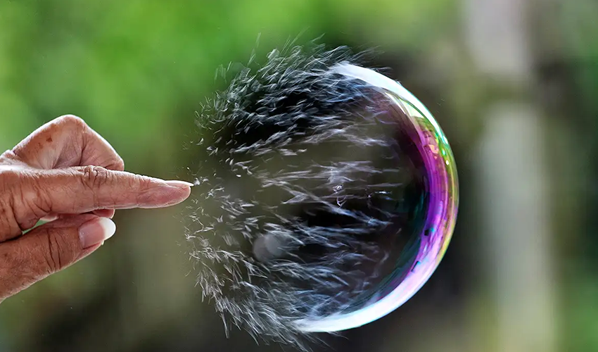 投資者不宜輕信美國會很快減息,要小心股市危機。