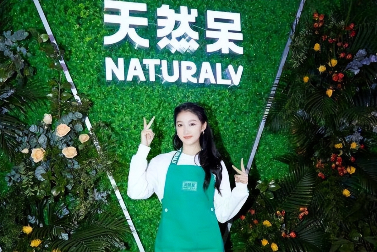 關曉彤2年前因代言「天然呆NATURALV奶茶」被捲入特許經營合約糾紛中,但其工作室始終澄清表示關曉彤並不參與奶茶店經營。