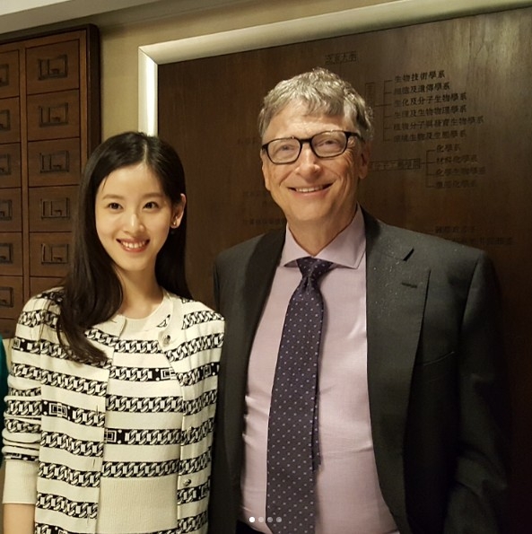章澤天婚後利用資源開始投資事業,經常陪同丈夫出席各種商業會談,至今已成功擁有自己的人脈資源,進軍時尚、公益等圈子,並擔任多家企業高管。