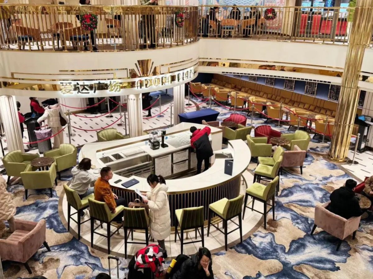 郵輪滿載可容納5,246名乘客，建有2,125間豪華客房和套房，設施齊全，設計上盡顯中國風格。