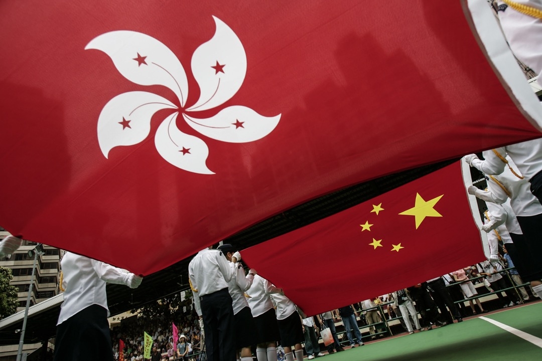 香港通用語種不斷變化加上經濟復蘇緩慢令西方人在港難以找到工作，故逐漸失去定居香港的興趣。