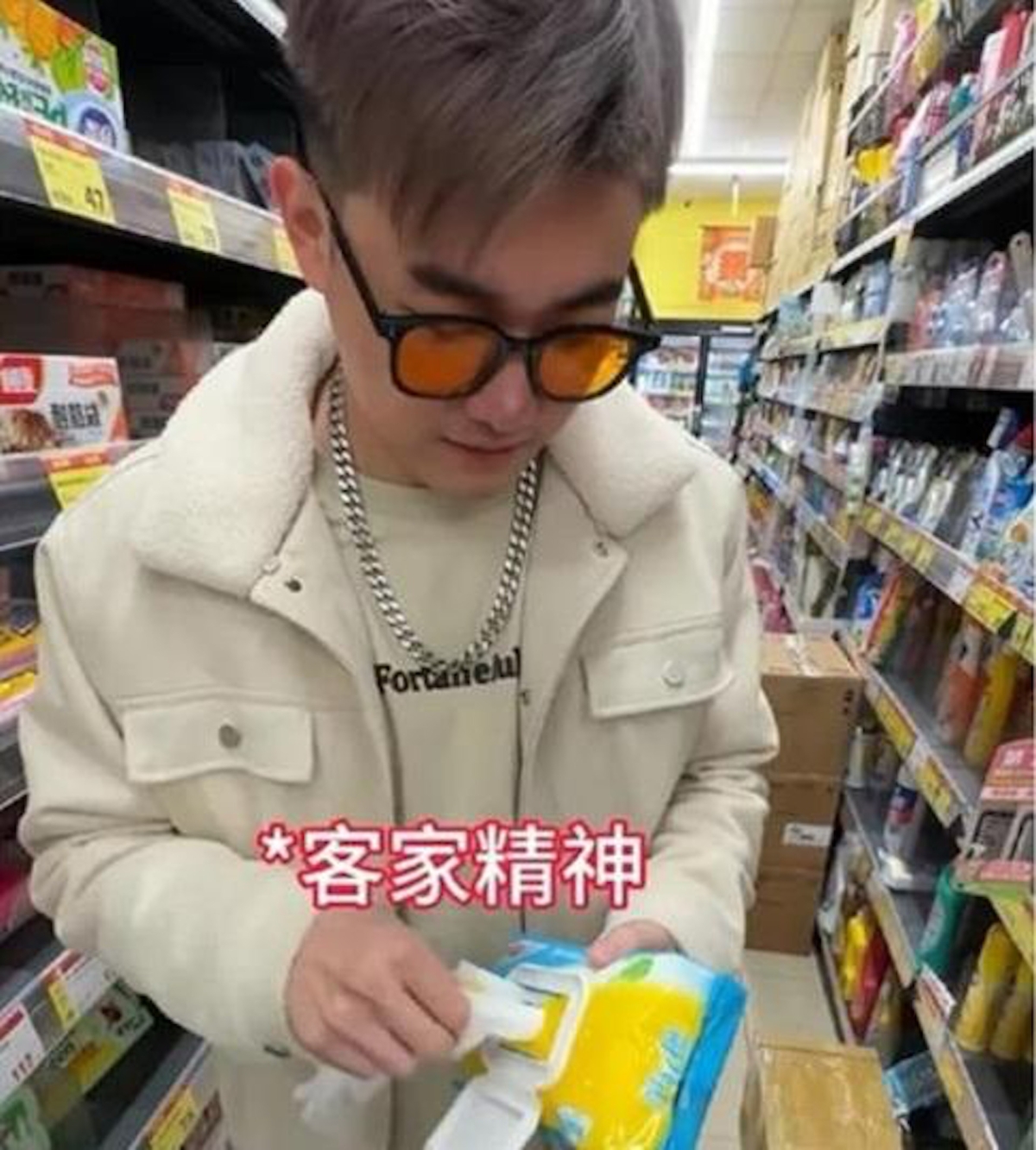 該網紅隨意打開零食、飲料等包裝試吃試喝,後打開一袋濕紙巾抽出數張紙巾擦手,其餘放進口袋内,做法與偷盜無異。