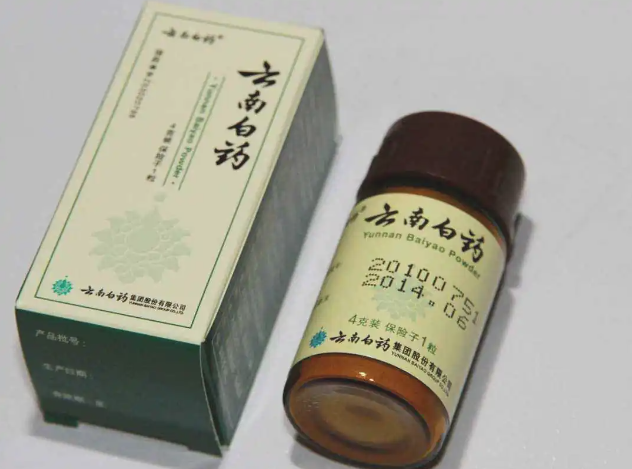 雲南白藥自2019年開始大舉進軍證券市場,後來因中國對各產業作出監管措施而遭遇龐大虧損,被指是「股神變韭菜」。