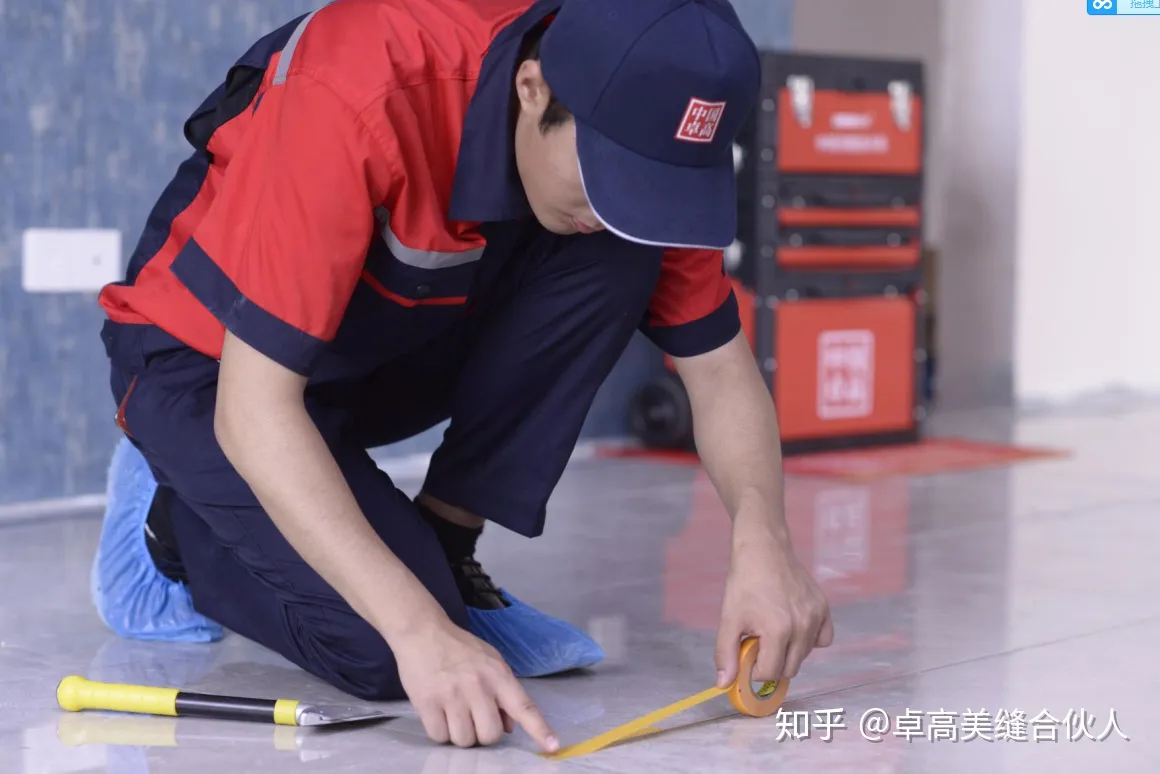 「美縫」是指美縫劑和美縫施工的結合,是內地近年大行其道的工種,也是門檻最低的裝修工種。