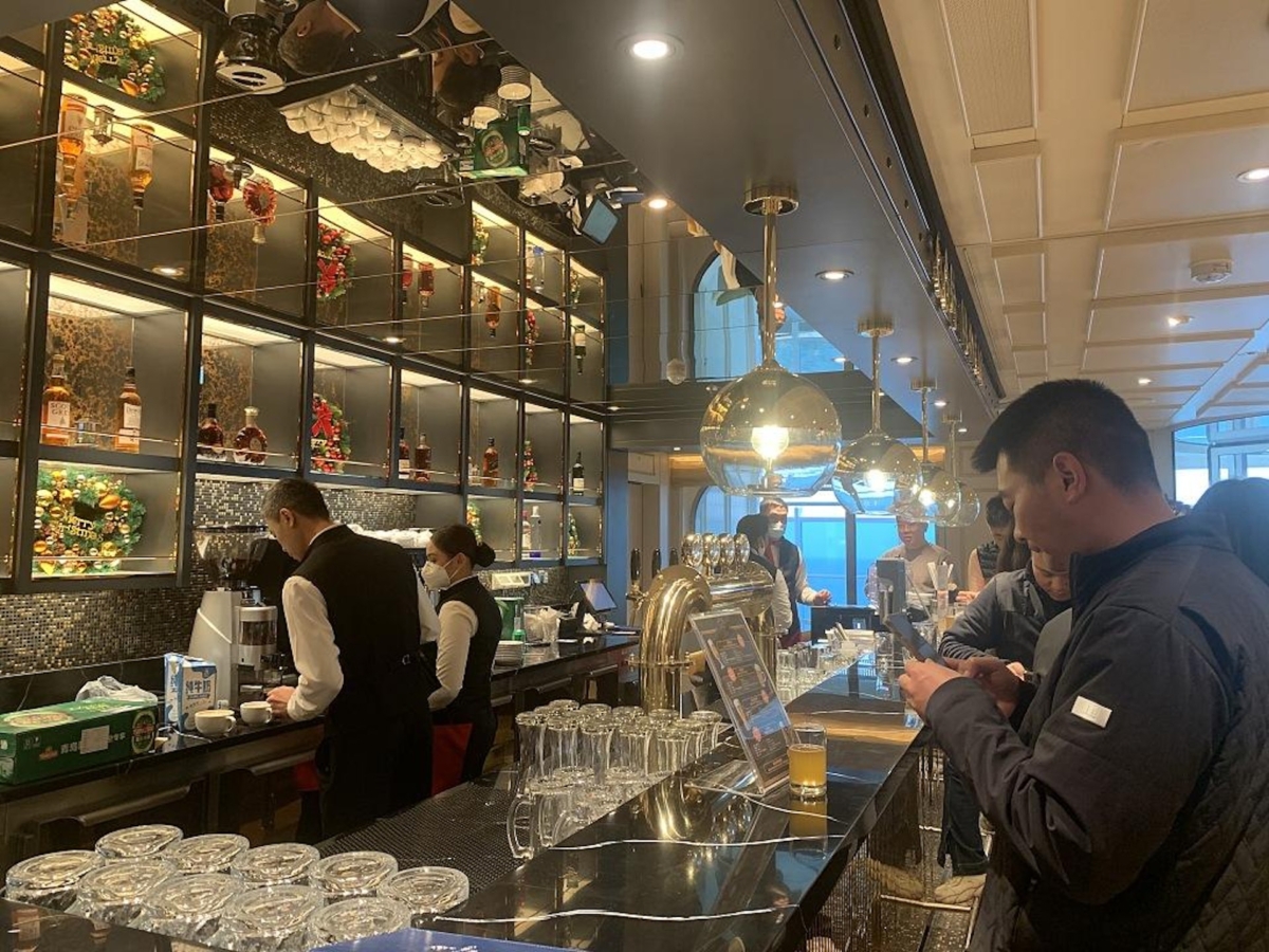 郵輪滿載可容納5,246名乘客，建有2,125間豪華客房和套房，設施齊全，設計上盡顯中國風格。