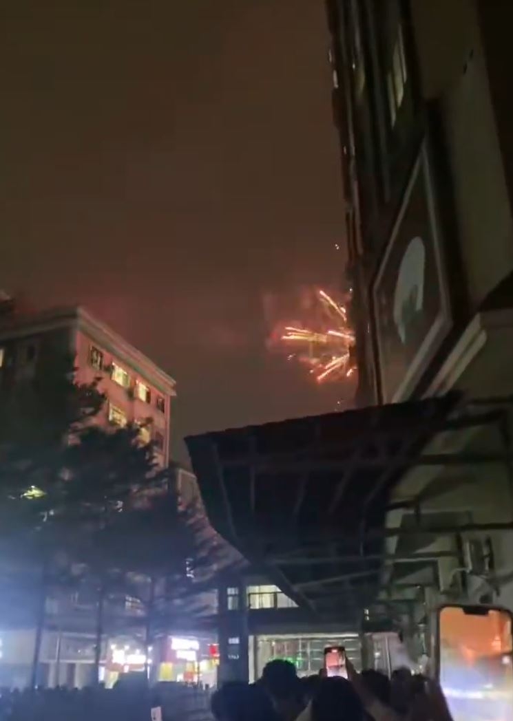 經過3天3夜的打撈後，工人們終於尋回翡翠，引來現場數百名圍觀群衆齊歡呼，更有人放煙花慶祝。