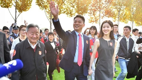 章澤天與劉強東相差20歲的婚姻並不被外界看好,甚至有不少媒體將他們的婚姻描述成「利益的交換」。