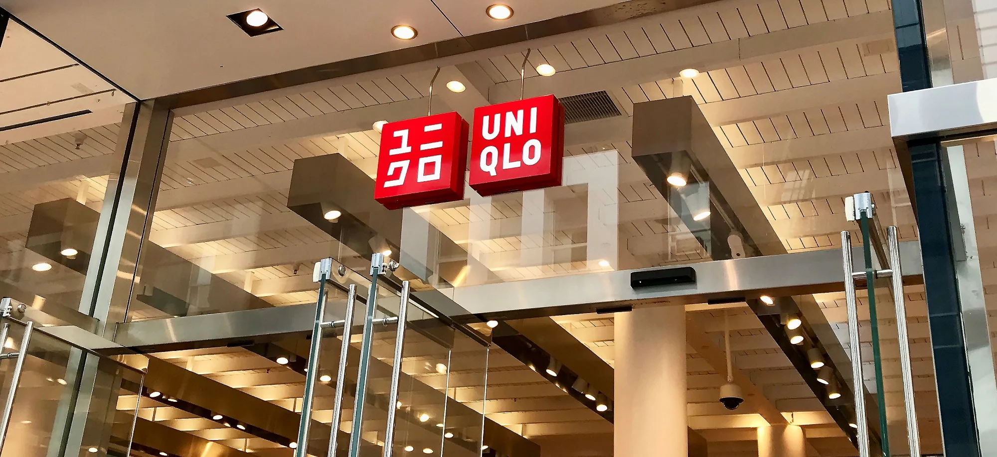 Uniqlo宣布向Shein旗下三家實體公司提出訴訟,指控對方抄襲Uniqlo的弧形迷你斜揹袋(Round Mini Shoulder Bag)。