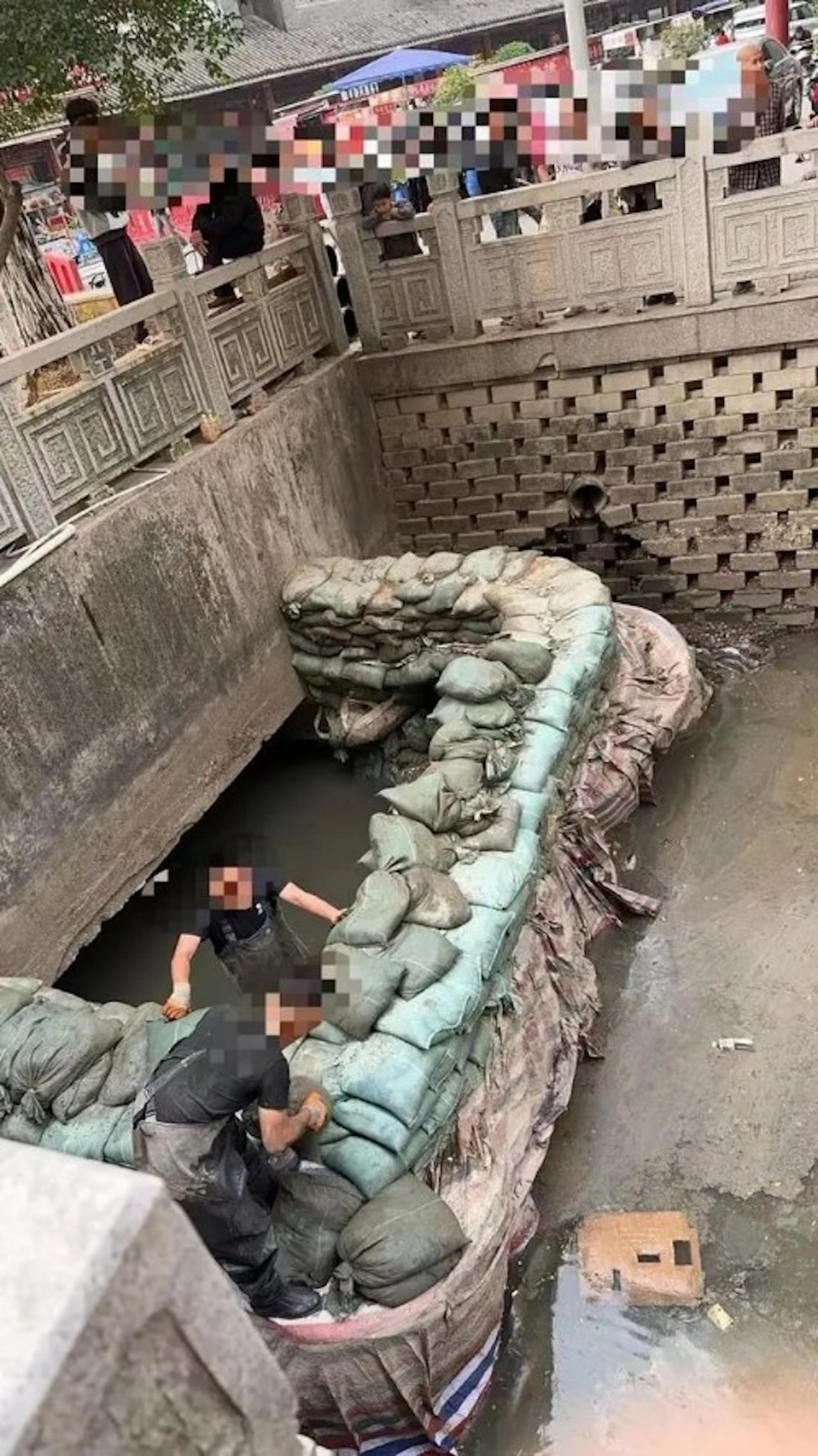 網傳影片顯示，為尋回翡翠，工人們用沙袋攔截河水，並使用抽水機將河水抽乾。