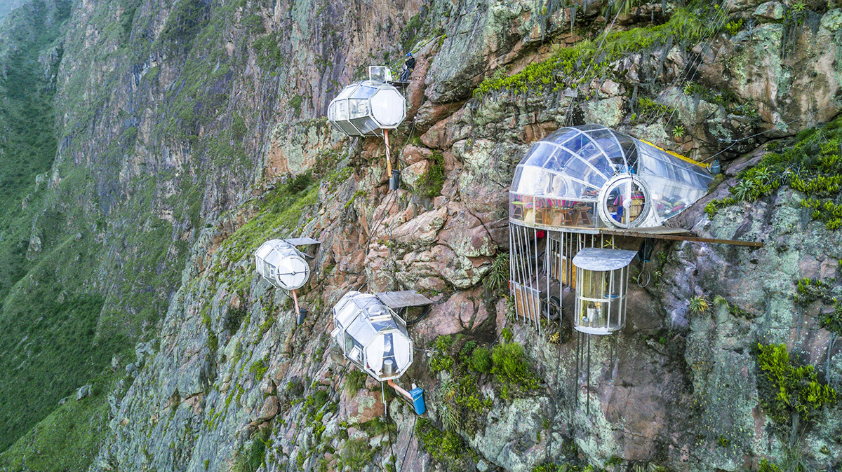 秘魯的懸崖膠囊酒店Skylodge Adventure Suites建在距離地面400米高的峭壁上，相當於100層樓高。