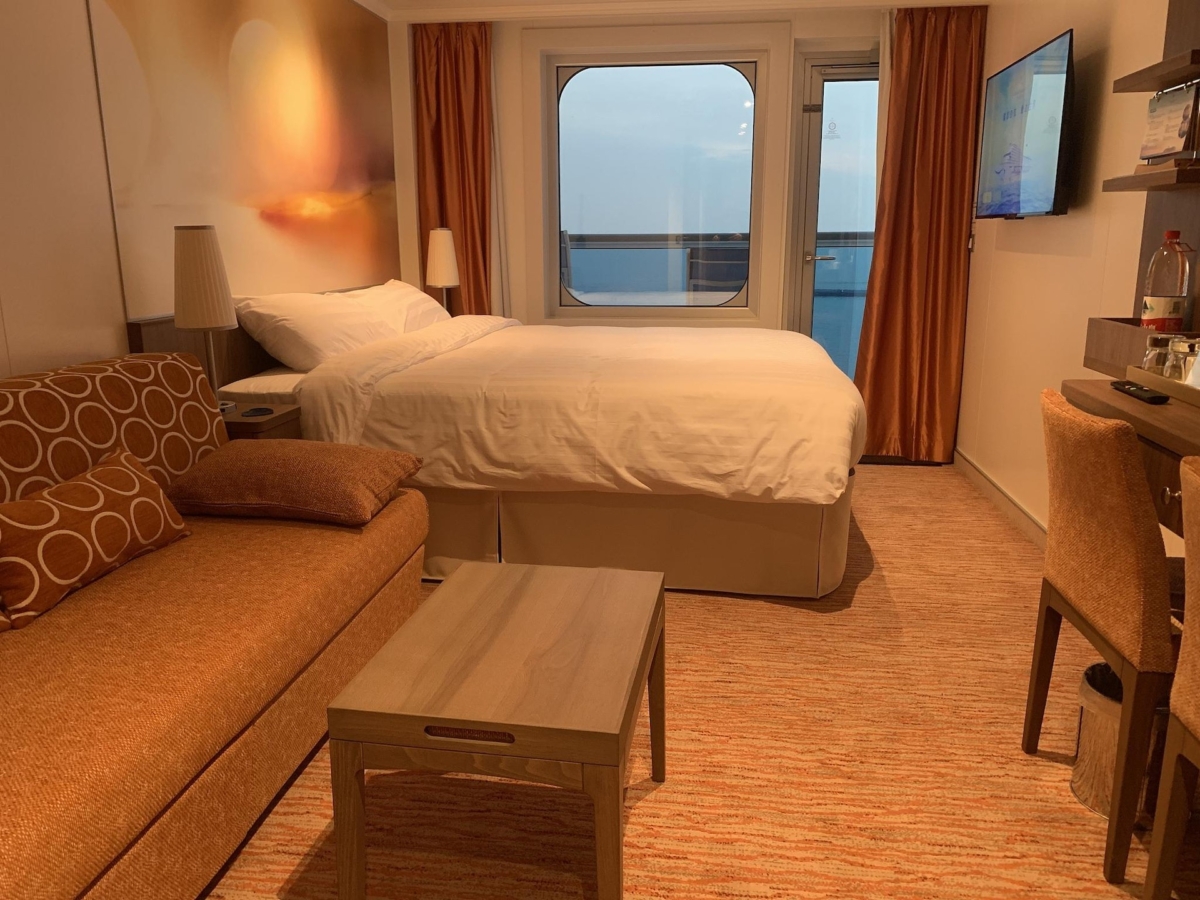 郵輪滿載可容納5,246名乘客，建有2,125間豪華客房和套房，設施齊全，設計上盡顯中國風格。