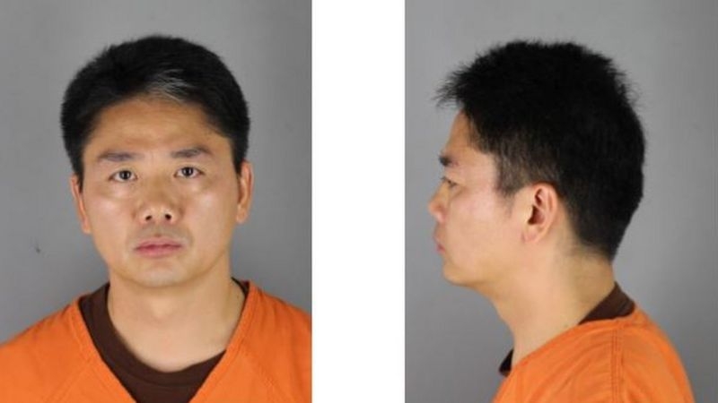 劉強東2018年在美國被捲入一起此性侵案件中,導致公司股價受創,夫婦婚姻岌岌可危。