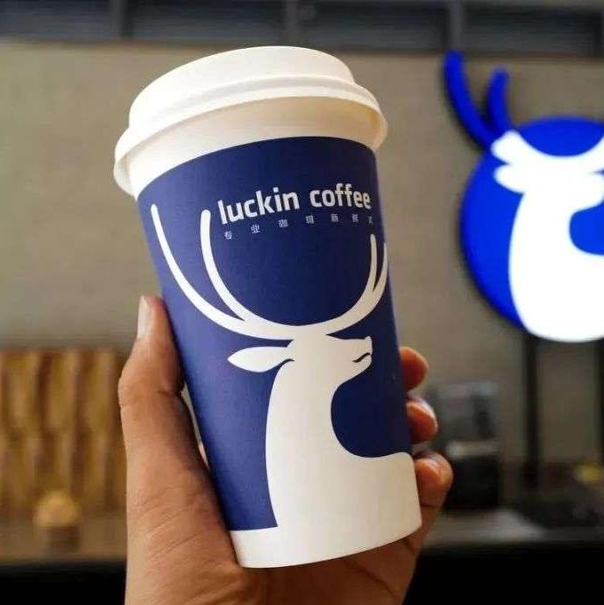 得益於其多方聯名營銷宣傳及擴展下沉市場策略，瑞幸去年淨收入大增87.3%至249億元，超越星巴克（Starbucks）躍升中國第一咖啡品牌。