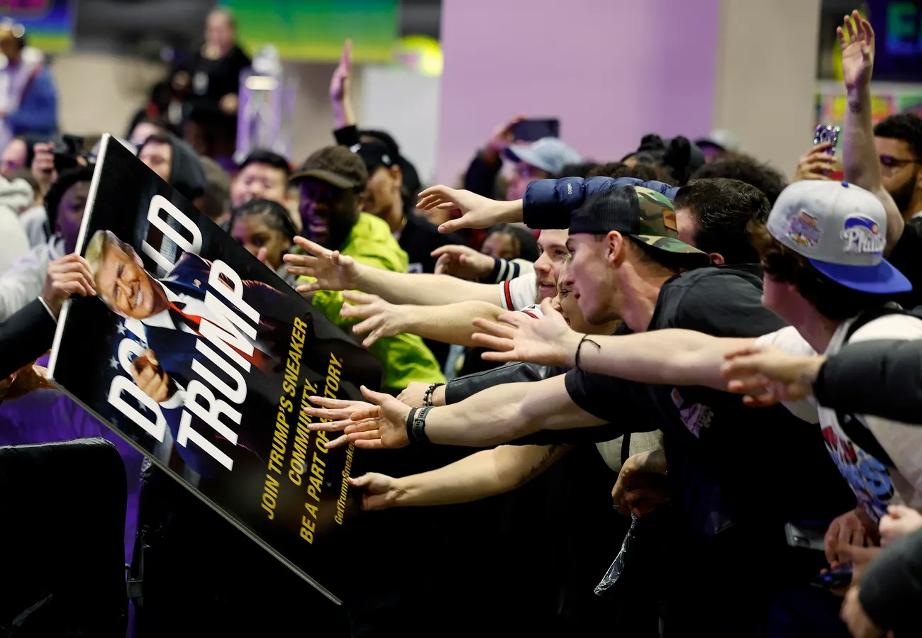 美媒報道稱，特朗普演講現場出現的支持者更加年輕，族群背景也更多元化，並在特朗普演講期間不斷高呼「美國！美國！」口號。