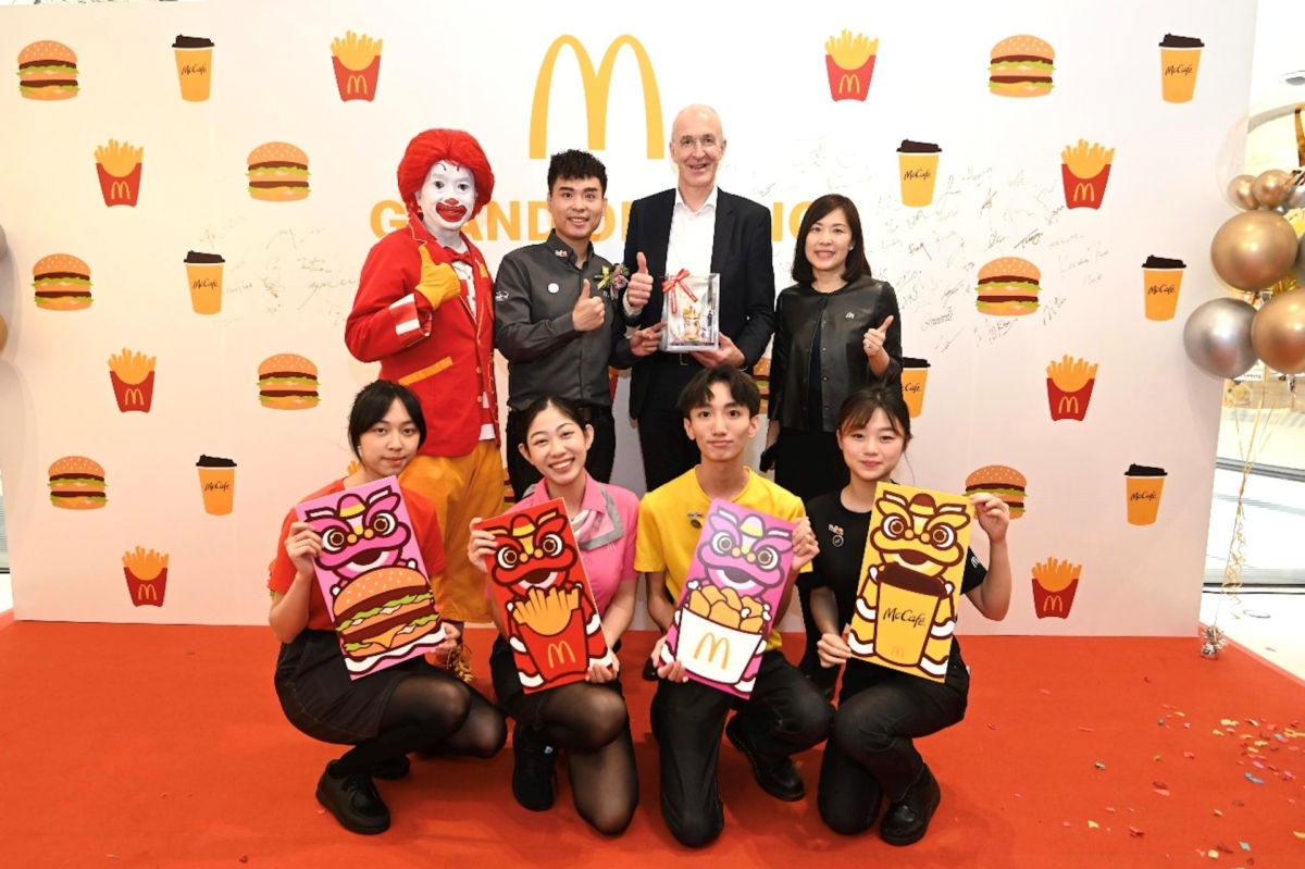 香港麥當勞行政總裁黎韋詩(後排右一)表示,逾萬名員員工今年每人可獲派發500元「麥麥打氣」利是。