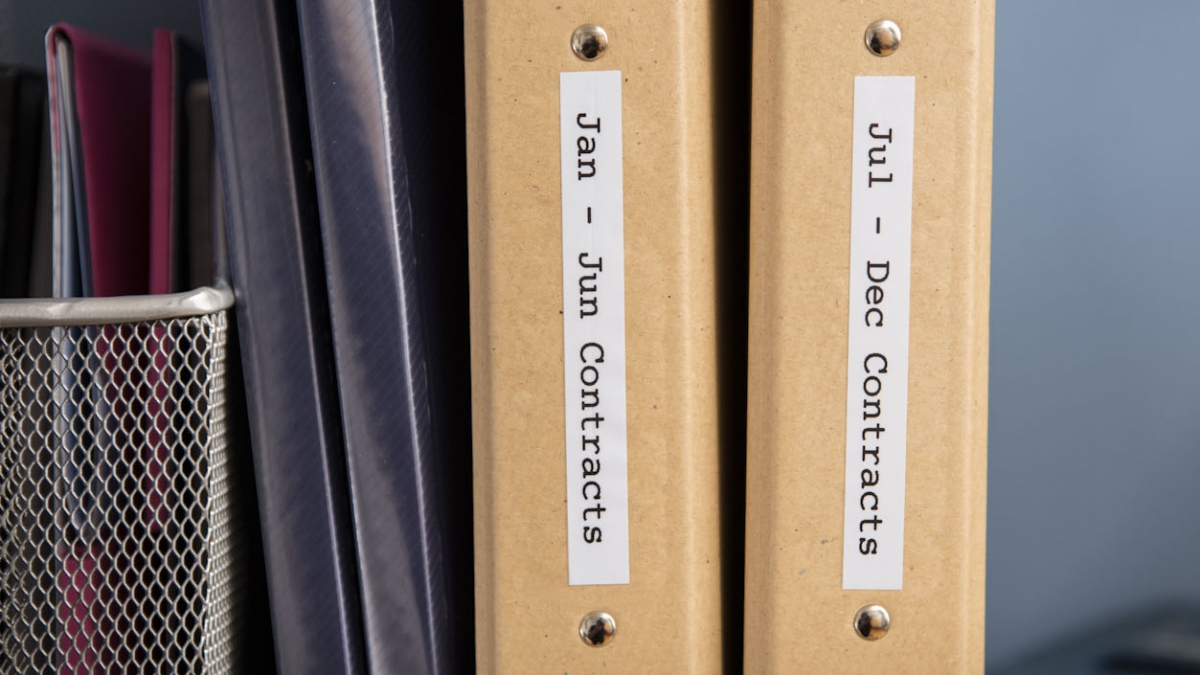 Brother P-touch PTD200HK及Brother P-touch PTD600HK標籤機均可使用的「TZe231 白底黑字12毫米」標籤,黏貼力強,用於文件夾,經得起時間考驗,不易鬆脫。