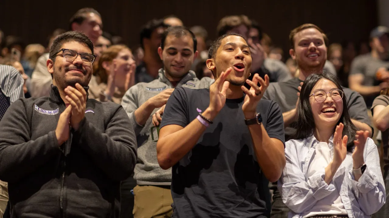 從校方網頁上傳的視頻中可見，得知喜訊的學生全部起立拍掌歡呼，還有不少人喜極彈起尖叫，甚至激動落淚。