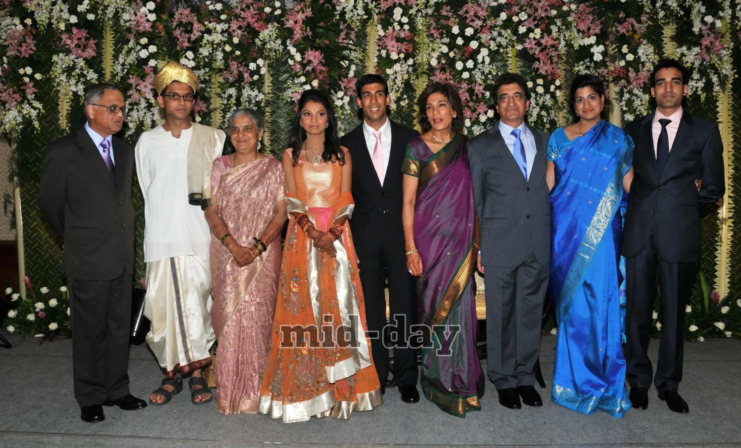 穆爾蒂（左一）坐擁400億財產，妻子Sudha Murty（左三）是印度國會議員，大女兒Akshata Murty（左四）嫁給辛偉誠貴為英國第一夫人，小兒子Rohan Murthy（左二）則是美國一家科研公司「Soroco」的CEO，其家族是印度最有權勢的家族之一。