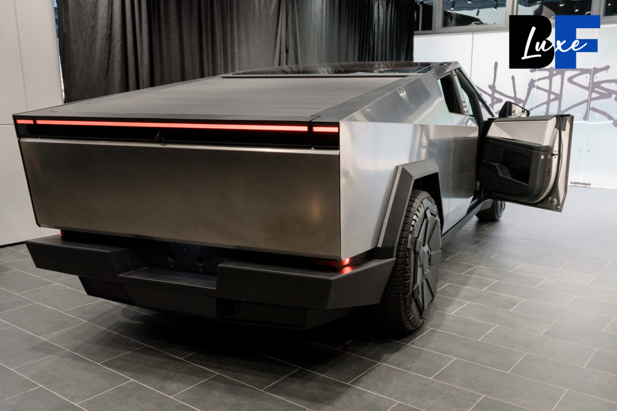 貨斗裝有 120V 及 240V 電源插座，還能為其他電動車充電