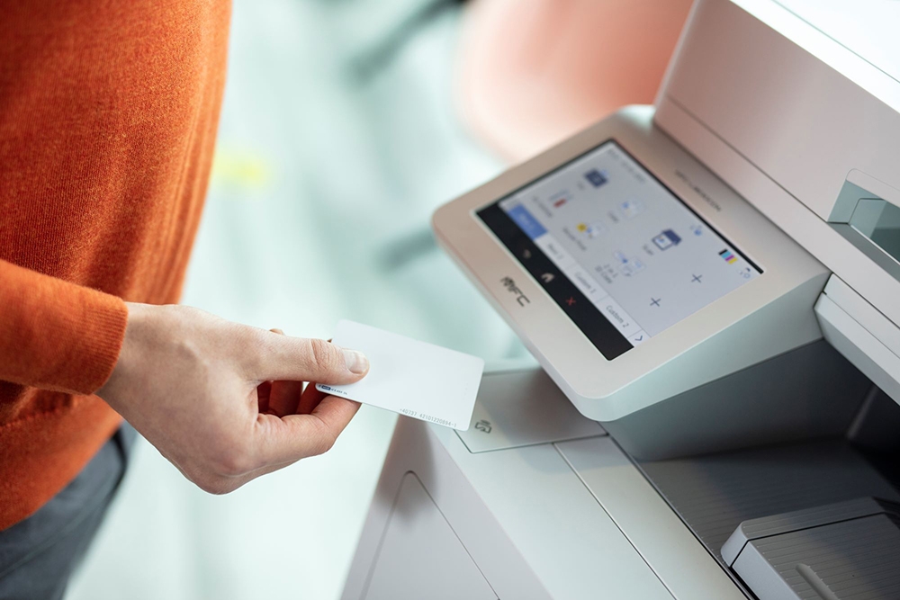 使用具有 NFC 功能的身份證明卡來列印所需的文件，減低機密資料誤落他人手中。