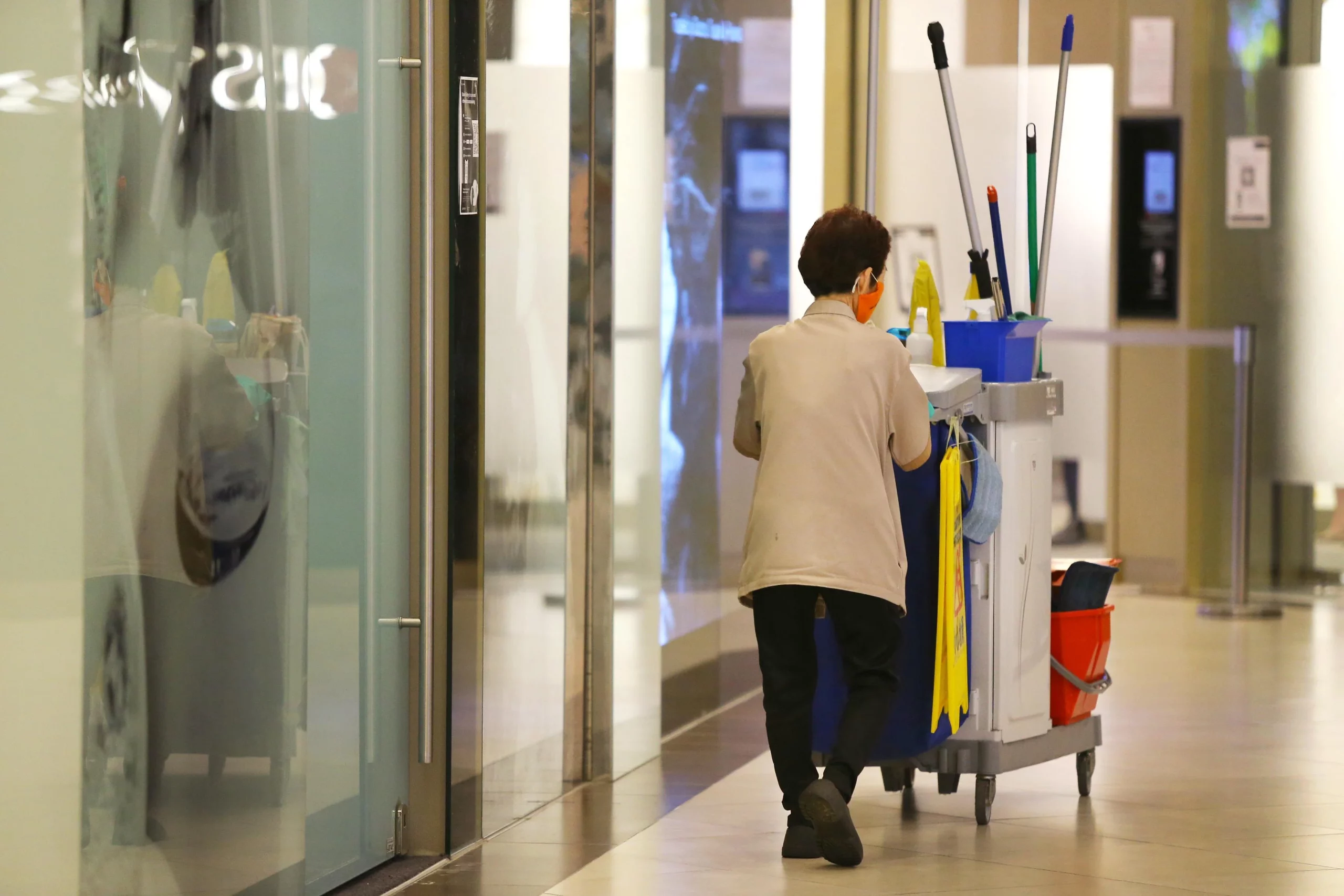 現時新加坡清潔工人的平均薪酬介於1,700至2,000坡元(約9,900至1.2萬港元)之間,而在獲得專業文憑認證後,薪酬比例將有所提升。