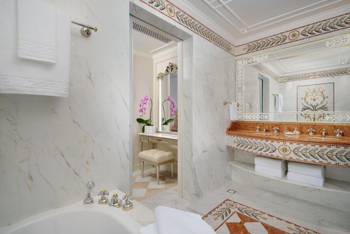 尊貴客房和豪華客房裝飾有品牌的巴洛克印花和充滿活力的蘭花，