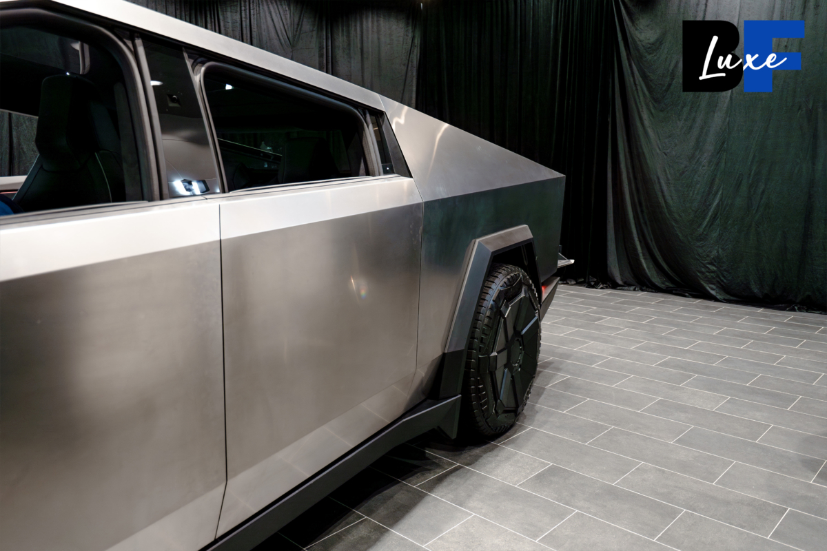 車殼能抵抗 45 口徑和 9mm 子彈射擊