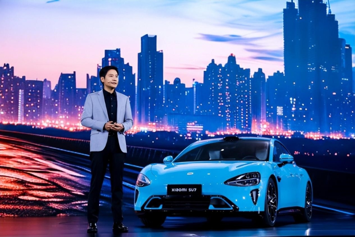 小米最新推出的電動車「SU7」28日正式開賣,售價自21.59萬元起跳,一經上市隨即引發購買熱潮,上市27分鐘訂單突破5萬輛。