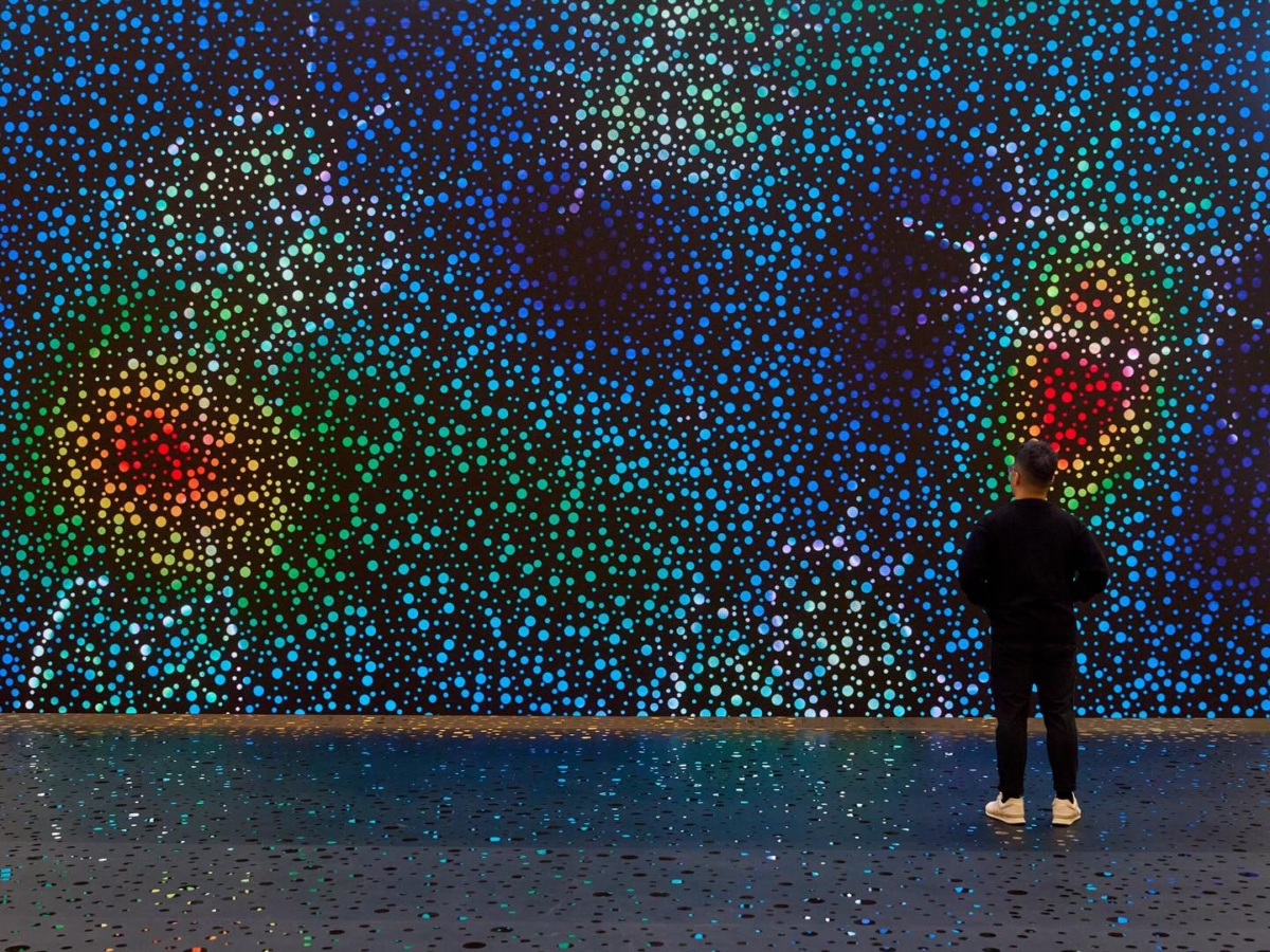 落地窗裝置和大型錄影帶組成一面巨大的彩色牆面