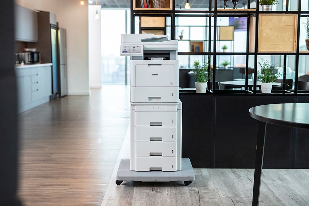 添置一部性能強大的多功能鐳射打印機，長遠計可以提高效率及降低成本，而且能確保列印或掃描的合約文件內之敏感資料得以保密。（圖：專為企業而設的Brother 商用四合一多功能彩色鐳射打印機 MFCL9630CDN）