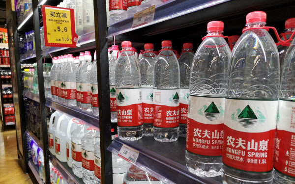 農夫山泉創辦人鐘睒睒在娃哈哈創辦人逝世後突然被推上風口浪尖，導致農夫山泉股價下跌5%，市值蒸發近300億港元。