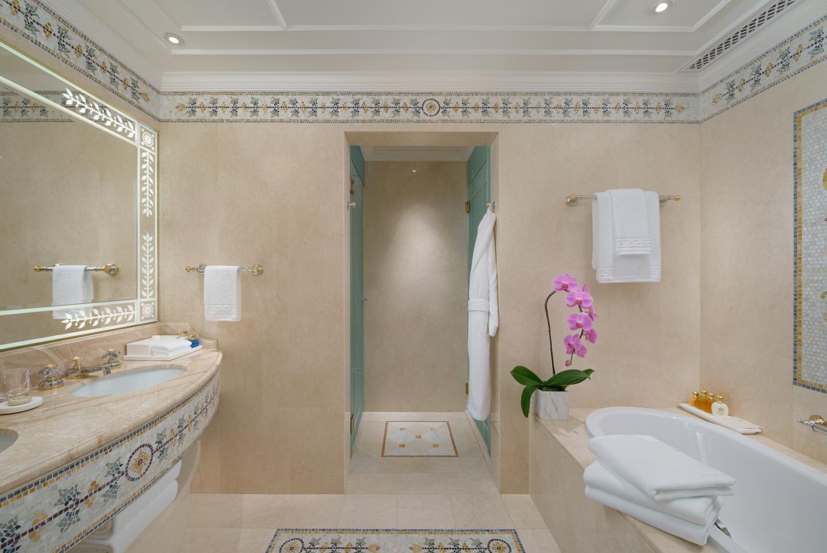 尊貴客房和豪華客房裝飾有品牌的巴洛克印花和充滿活力的蘭花