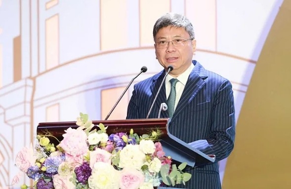 張美蘭與香港頗有關聯，其丈夫朱立基是香港的一位房地產商人。