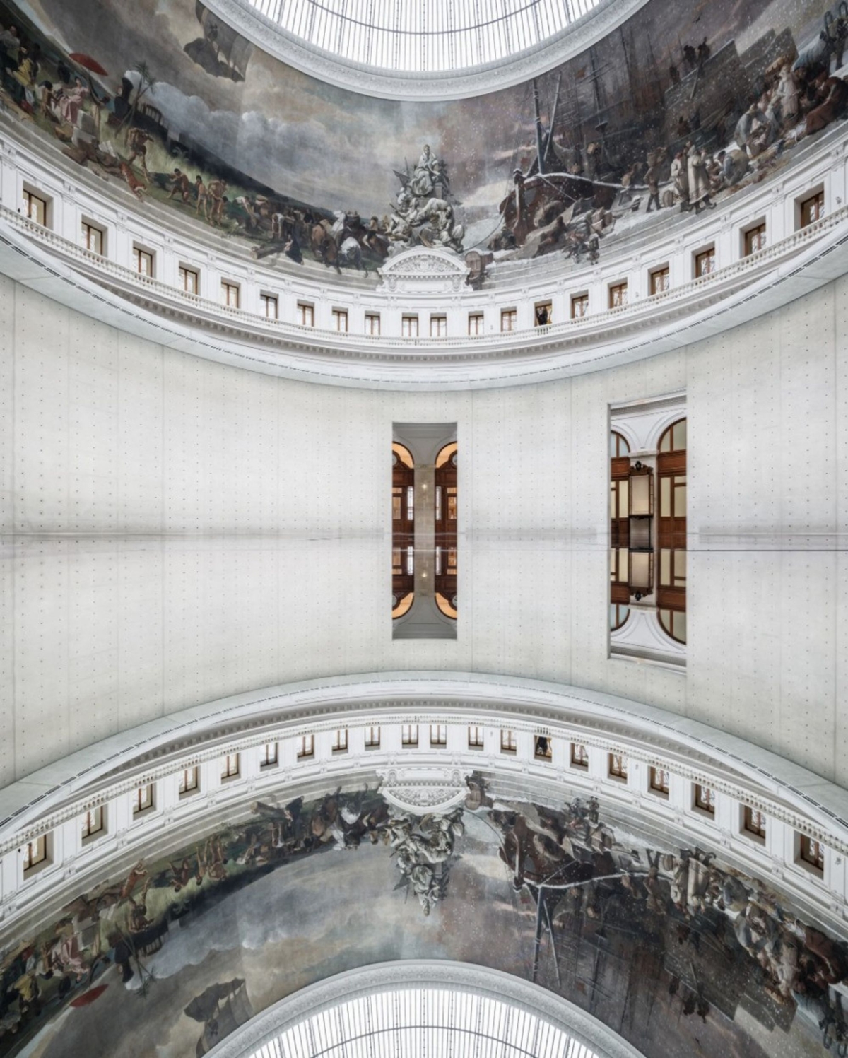 兩種極端的風格和諧共舞營造奇幻的視覺體驗