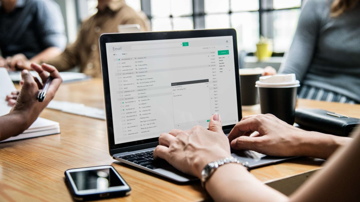 檢查郵箱是James Keyes每天正式上班前必做事項。