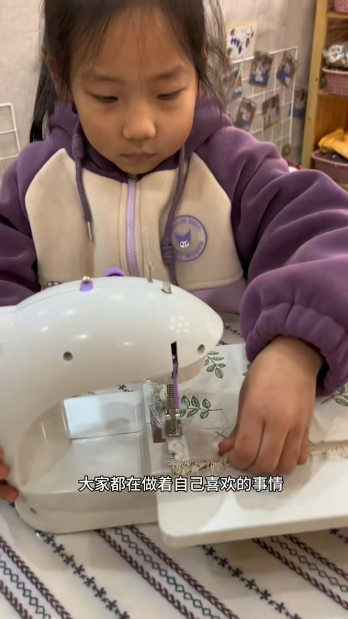 江蘇徐州的一間幼兒園為學童們開設戶外生活課,讓他們通過親自實踐學習煮飯、養鷄等技能。
