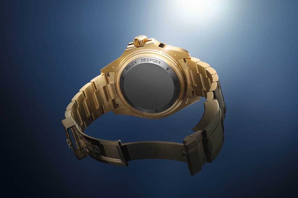 採用品牌專屬工具將精細坑紋底蓋旋緊,使錶殼密封