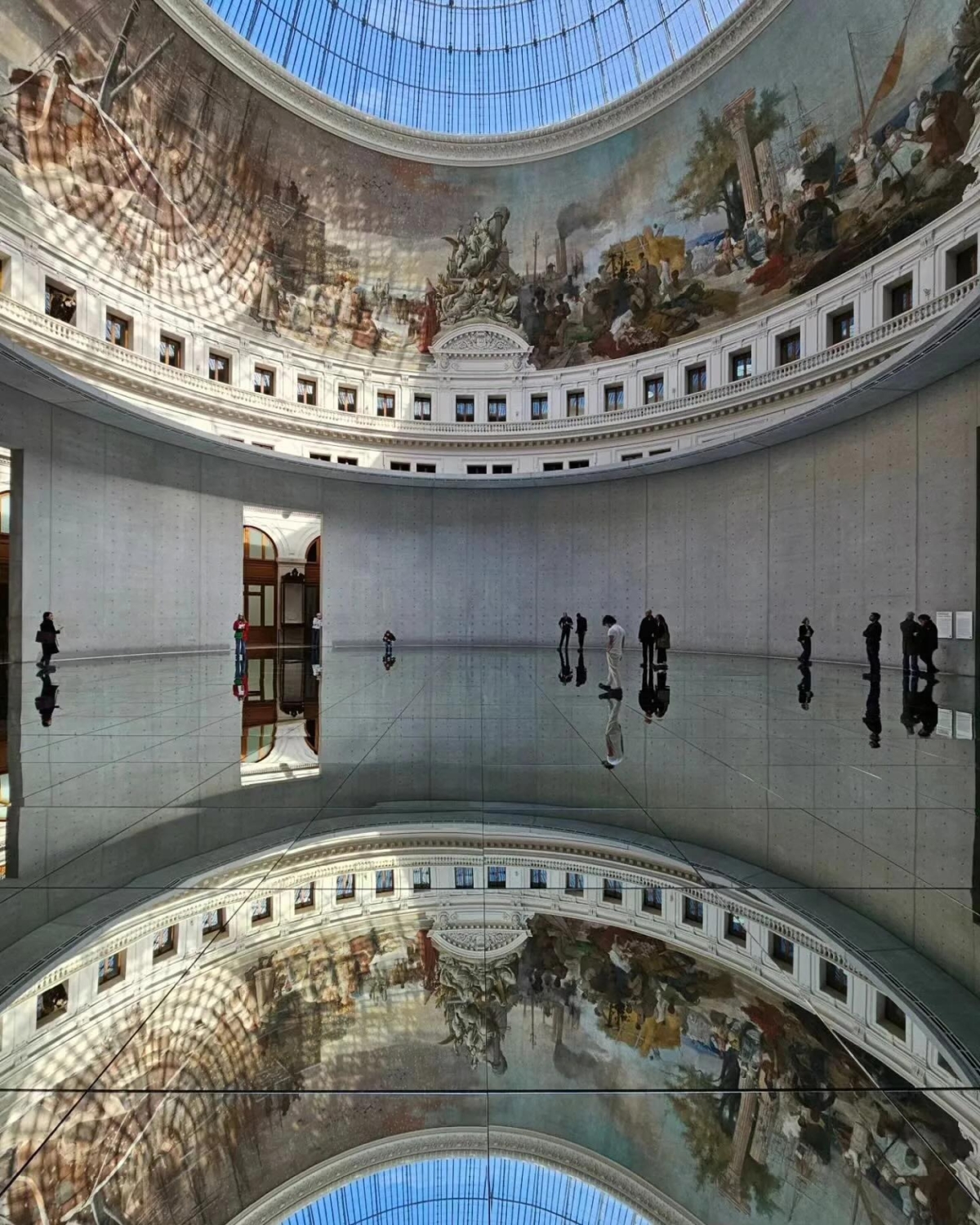 彷彿將天空倒置於地面