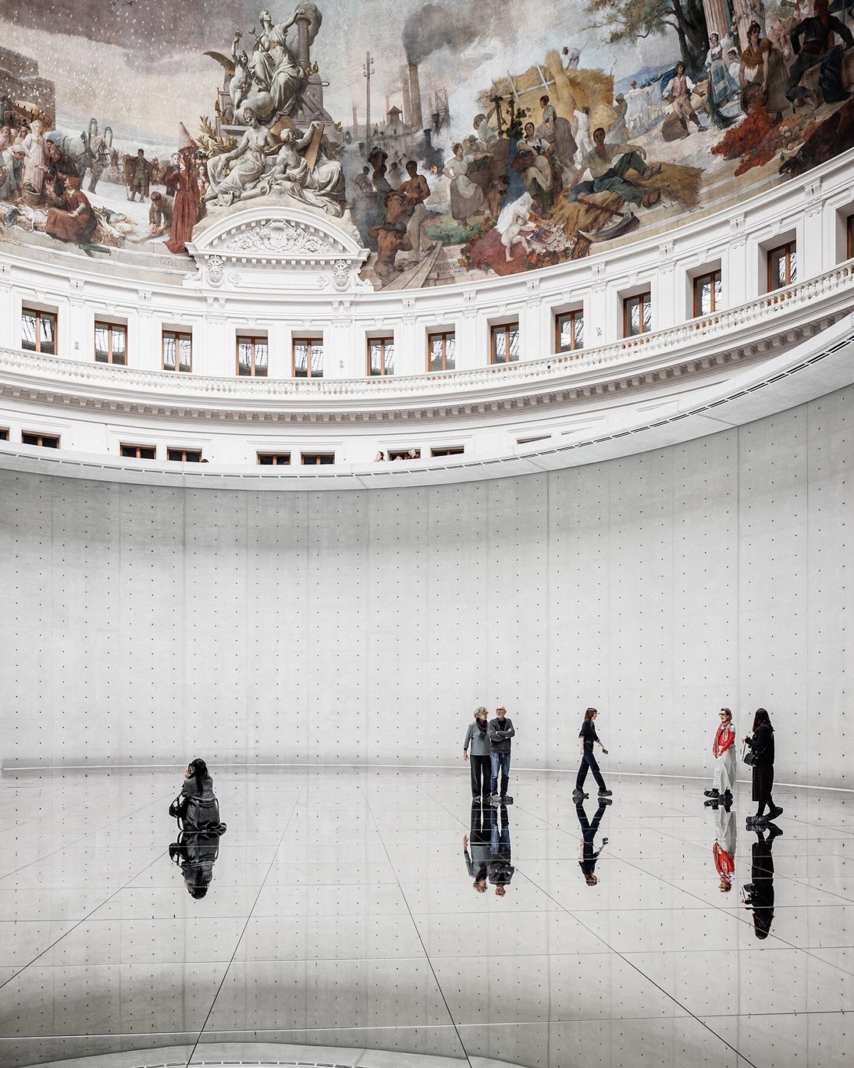 在這座百年建築化身的清水模藝術殿堂設置全新藝術裝置