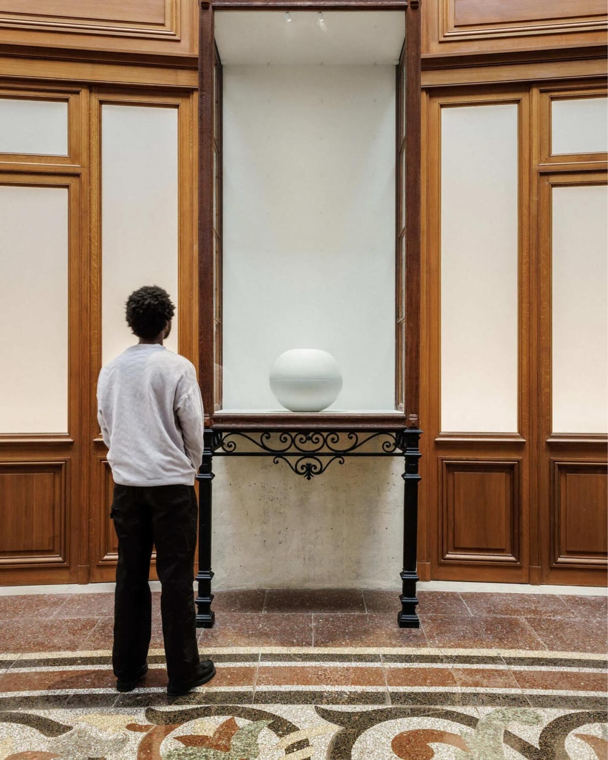 《Le monde comme il va》展覽展品在美術館走廊通道和下層的24個展示空間