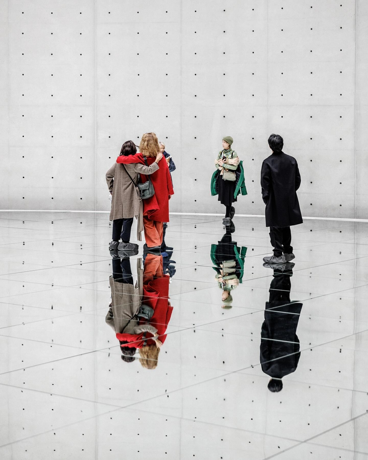 站在鏡子上彷彿上下倒置,重塑了我們對空間的感知