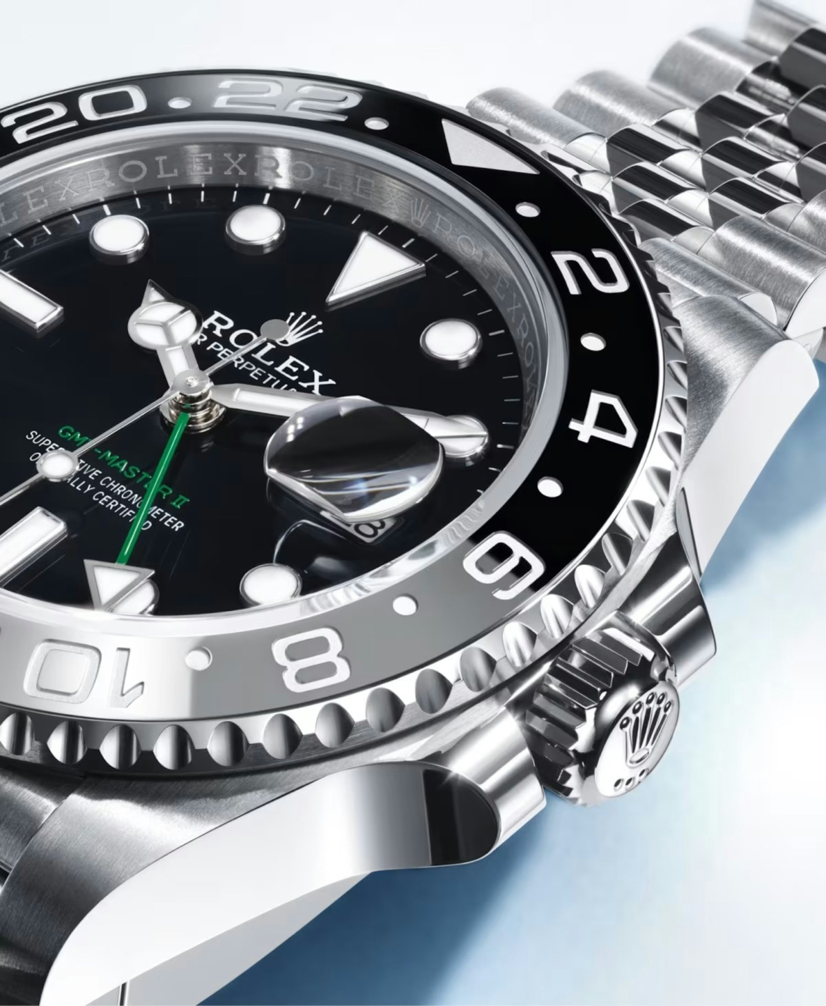 深邃簡約的黑色漆面錶面,帶有綠色GMT三角形指針和錶盤上的綠色「GMT-Master II」文字