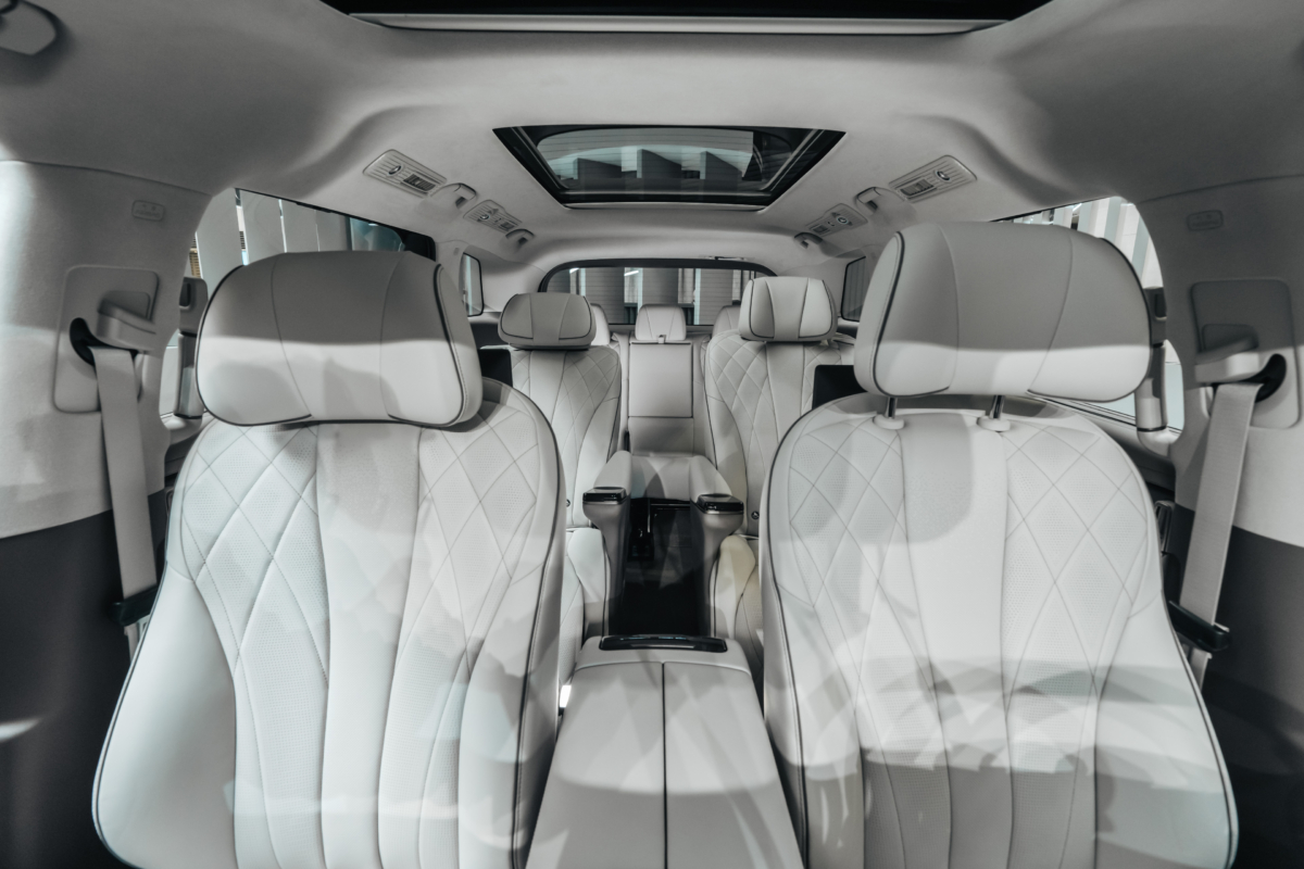 DENZA D9 車身長度超過 5.2 米,軸距超過 3.1 米,盡展氣派之條餘空間感十足