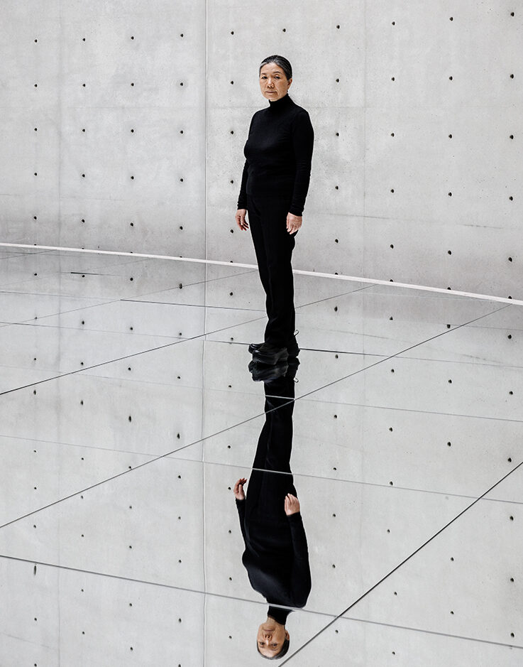 藝術家本人穿上全黑造型為極簡美學添上詩意