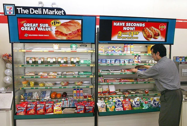 7-11公司每周都會有樣品試吃日，公司會在全球範圍內尋找新的食品趨勢、新的便利趨勢，並每周推出一個新產品。因此，「試吃並提供反饋」就是凱斯上半天的另一個重要任務。