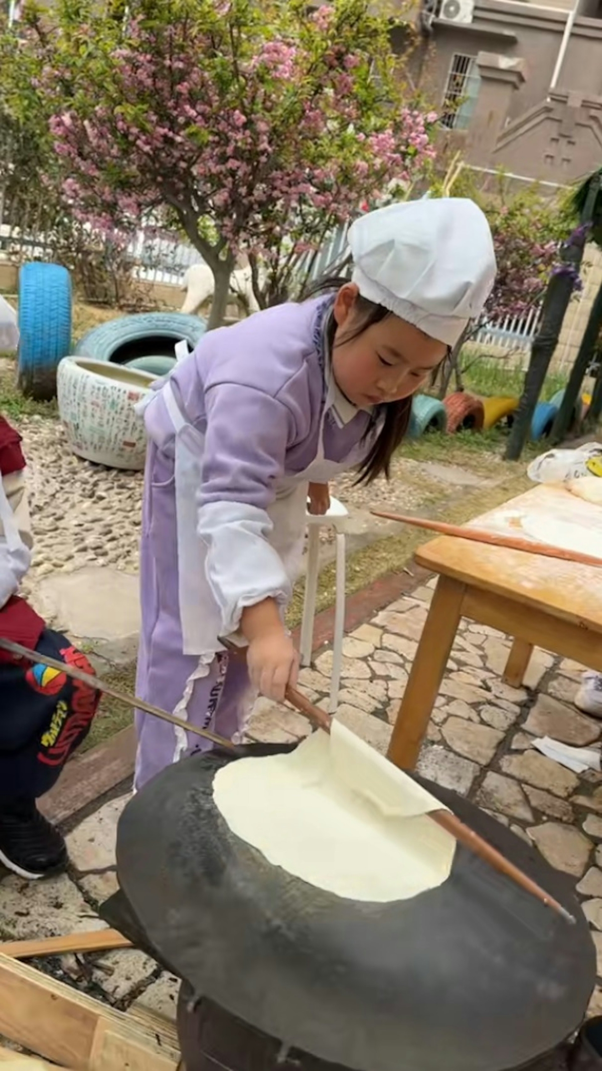 江蘇徐州的一間幼兒園為學童們開設戶外生活課,讓他們通過親自實踐學習煮飯、養鷄等技能。