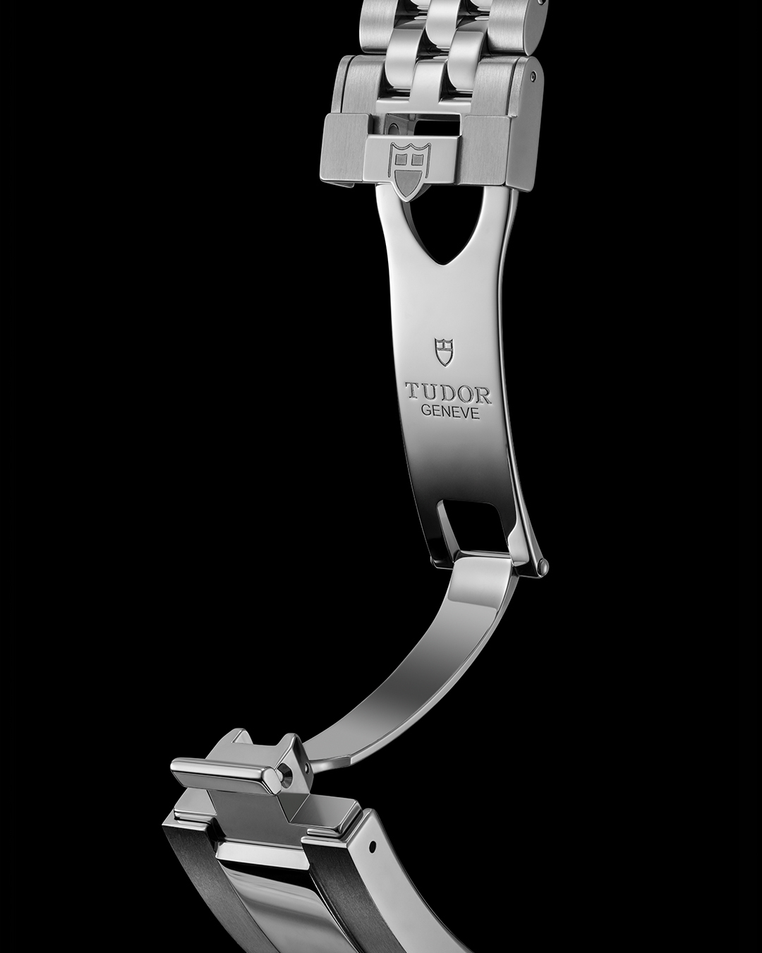 此錶款還配有可五段式微調、共8mm長度的Tudor帝舵T-fit錶扣